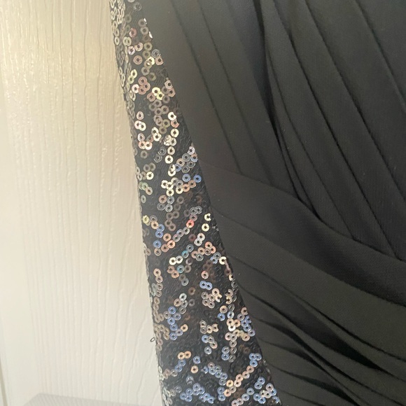 Black Evening / Prom Gown - Picture 4 of 8